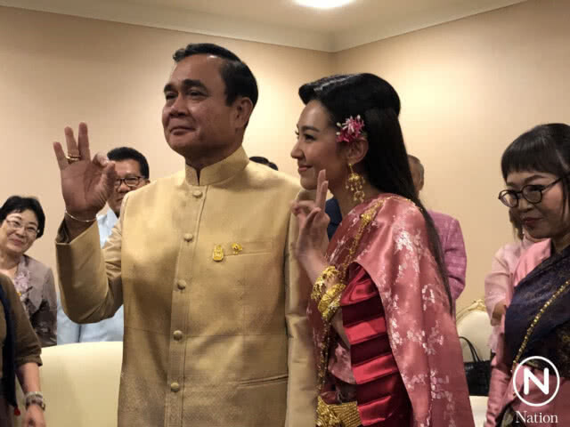 "ขุนเรือง" ตอบ นายกฯ ชัด!
หลังถูกถาม
ออเจ้าคนไหน อยากเลือกตั้ง?
"พี่หมื่นโป๊ป"ยุนายกฯให้สั่งโบย