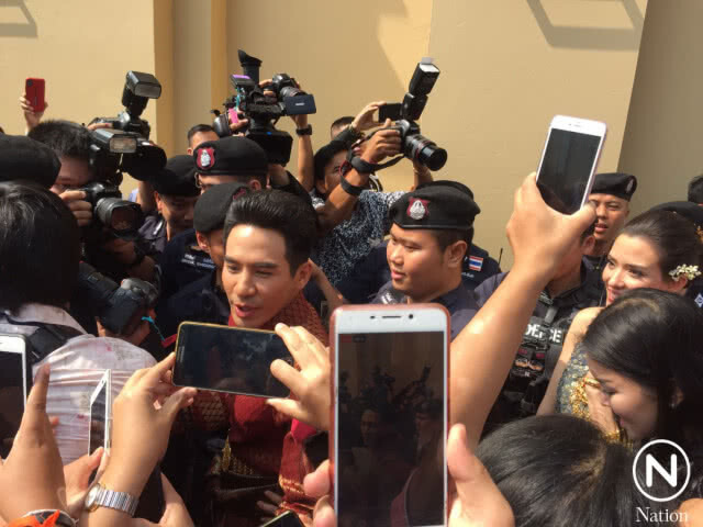 ทำเนียบแตก! แห่กรี๊ด นักแสดงบุพเพสันนิวาส