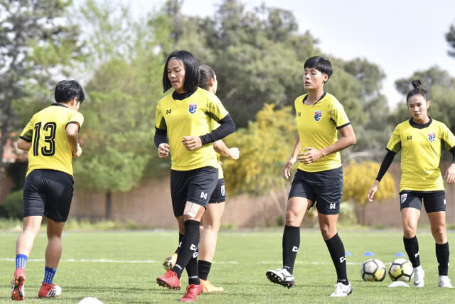 "โค้ชหนึ่ง" ยิ้ม แข้ง "ชบาแก้ว" สลัดอาการเจ็บ ลงฝึกซ้อมอย่างพร้อมเพรียง