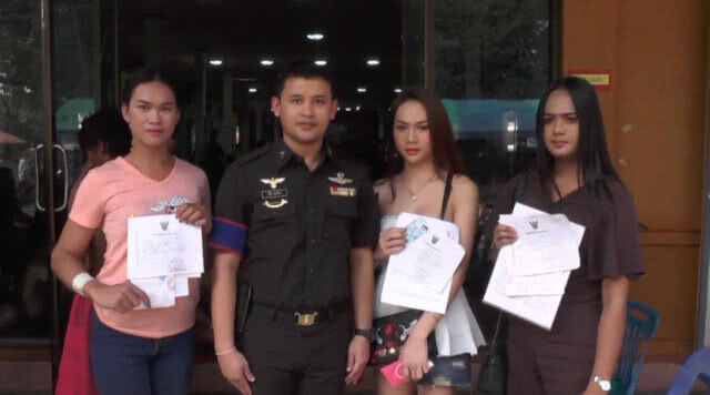 หนุ่มสวยมาเกณฑ์ทหาร
สร้างสีสัน จ.ชัยภูมิ