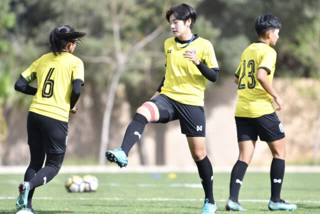 "โค้ชหนึ่ง" ยิ้ม แข้ง "ชบาแก้ว" สลัดอาการเจ็บ ลงฝึกซ้อมอย่างพร้อมเพรียง