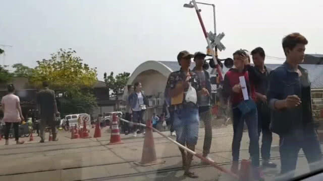 ด่านอรัญประเทศคึกคัก !! หลังแรงงานต่างด้าวได้เฮ ทยอยกลับบ้านสงกรานต์โดยไม่มีความผิด