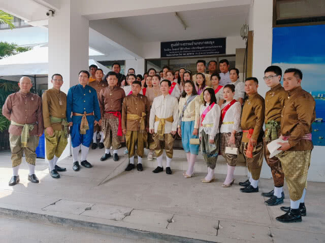 อำเภอบางละมุงพร้อมใจกัน "แต่งกายย้อนยุค" มาทำงานทุกวันอังคาร