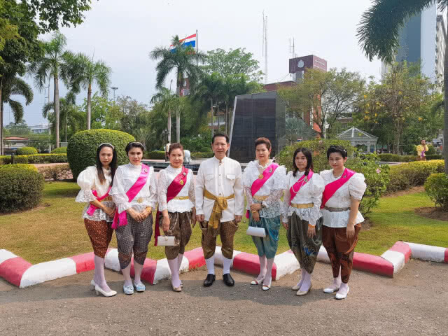 อำเภอบางละมุงพร้อมใจกัน "แต่งกายย้อนยุค" มาทำงานทุกวันอังคาร