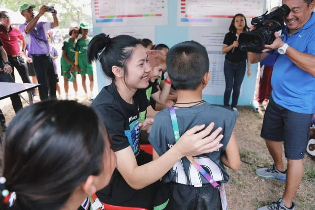 ภาพสุดประทับใจ!! "แนน ทัดดาว" สวมกอดแฟนวอลเลย์รุ่นจิ๋ว