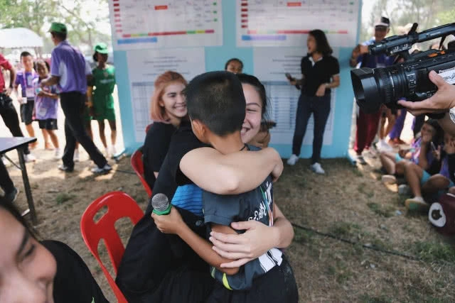 ภาพสุดประทับใจ!! "แนน ทัดดาว" สวมกอดแฟนวอลเลย์รุ่นจิ๋ว