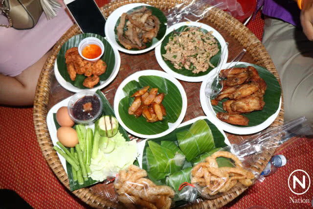 กระแสแรงต่อเนื่อง! แต่งชุดไทยเที่ยวงานสองแควแลอดีต วันที่ 2