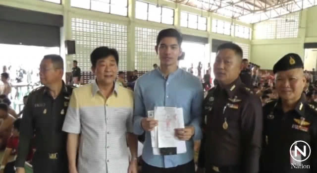 เกณฑ์ทหารบึงกาฬคึกคัก! แห่ขอถ่ายรูปพระเอกช่อง 7