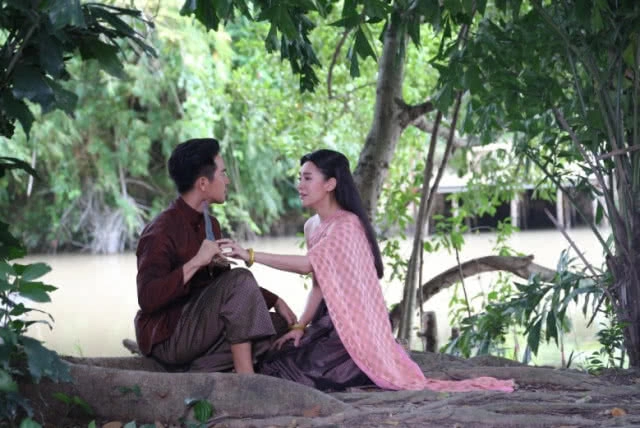 "โป๊ป-เบลล่า" สวีท! จูบกลางป่า ฉากที่ออเจ้ารอคอย ในบุพเพฯ