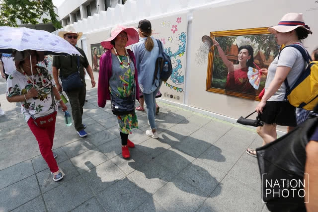 ต้องไปเซลฟี่ด้วยแล้วออเจ้า! ภาพวาด 3 มิติ "บุพเพสันนิวาส" บนกำแพงหน้าม.ศิลปากร วังท่าพระ(ภาพ)