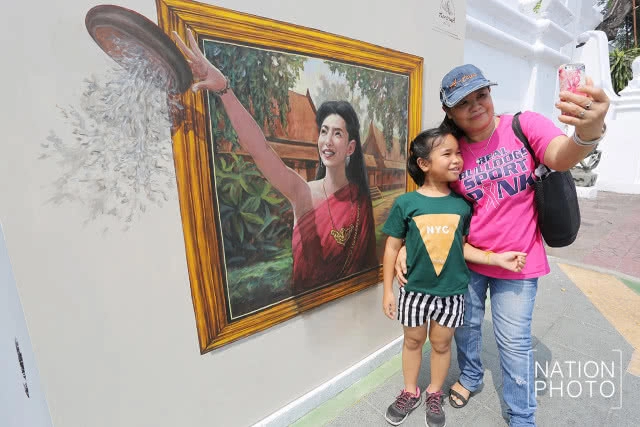 ต้องไปเซลฟี่ด้วยแล้วออเจ้า! ภาพวาด 3 มิติ "บุพเพสันนิวาส" บนกำแพงหน้าม.ศิลปากร วังท่าพระ(ภาพ)