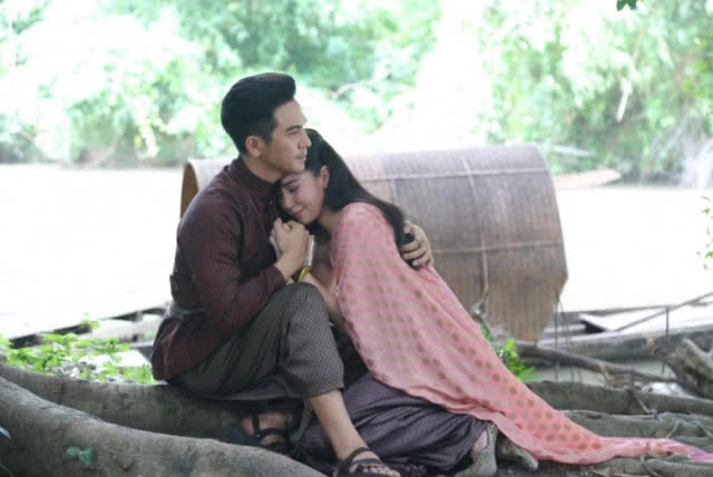 "โป๊ป-เบลล่า" สวีท! จูบกลางป่า ฉากที่ออเจ้ารอคอย ในบุพเพฯ