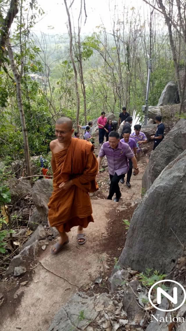 คนแห่เดินสกายวอล์ค จุดชมวิวแห่งใหม่สระแก้ว! นมัสการรอยพระพุทธบาท-ถ้ำพญานาค