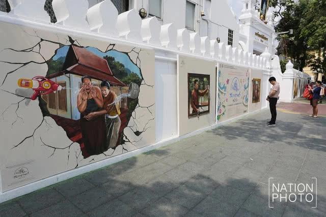 ต้องไปเซลฟี่ด้วยแล้วออเจ้า! ภาพวาด 3 มิติ "บุพเพสันนิวาส" บนกำแพงหน้าม.ศิลปากร วังท่าพระ(ภาพ)