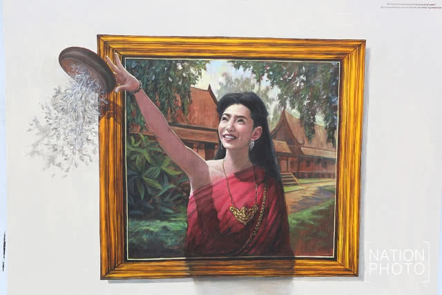 ต้องไปเซลฟี่ด้วยแล้วออเจ้า! ภาพวาด 3 มิติ "บุพเพสันนิวาส" บนกำแพงหน้าม.ศิลปากร วังท่าพระ(ภาพ)