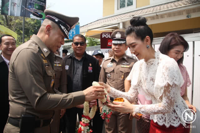 "เฉลิมเกียรติ" เยี่ยมบ้าน "แพนเค้ก" นำร่องโครงการรฝากบ้านกับตำรวจ ด้วยตู้แดงระบบ QR Code