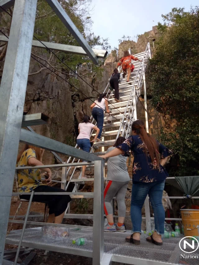 คนแห่เดินสกายวอล์ค จุดชมวิวแห่งใหม่สระแก้ว! นมัสการรอยพระพุทธบาท-ถ้ำพญานาค