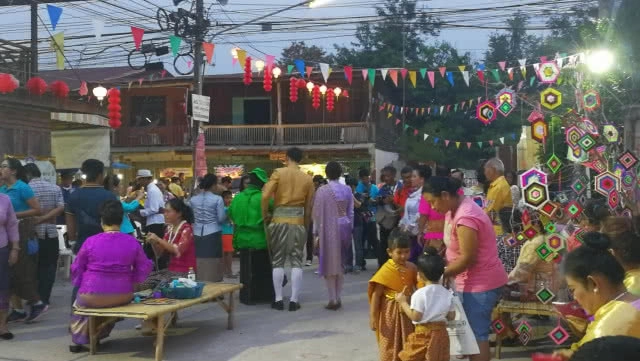 ชาวขอนแก่นตามกระแสบุพเพสันนิวาส! แห่ใส่ชุดไทยย้อนยุคเดินตลาดท่าพระร้อยปี(คลิป+ภาพ)