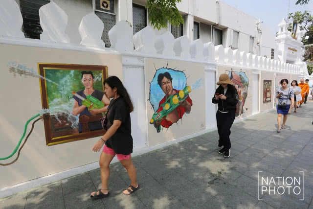 ต้องไปเซลฟี่ด้วยแล้วออเจ้า! ภาพวาด 3 มิติ "บุพเพสันนิวาส" บนกำแพงหน้าม.ศิลปากร วังท่าพระ(ภาพ)