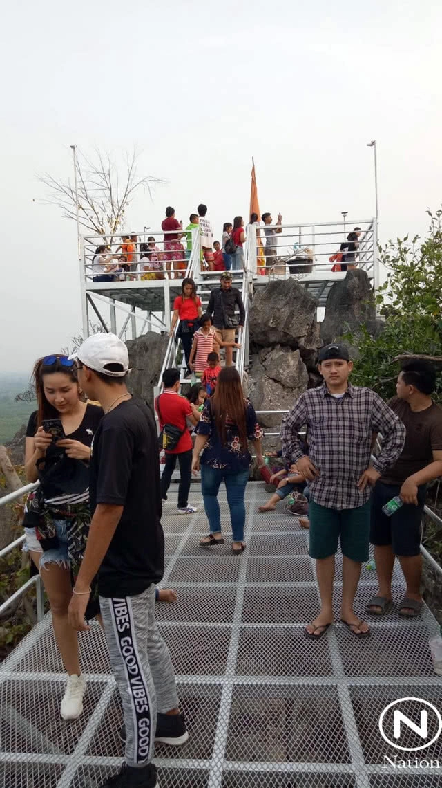 คนแห่เดินสกายวอล์ค จุดชมวิวแห่งใหม่สระแก้ว! นมัสการรอยพระพุทธบาท-ถ้ำพญานาค