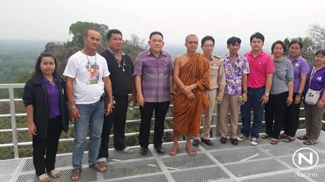 คนแห่เดินสกายวอล์ค จุดชมวิวแห่งใหม่สระแก้ว! นมัสการรอยพระพุทธบาท-ถ้ำพญานาค