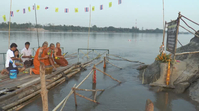 เร่งปรับภูมิทัศน์รอยพระพุทธบาทกลางโขงรับสงกรานต์
