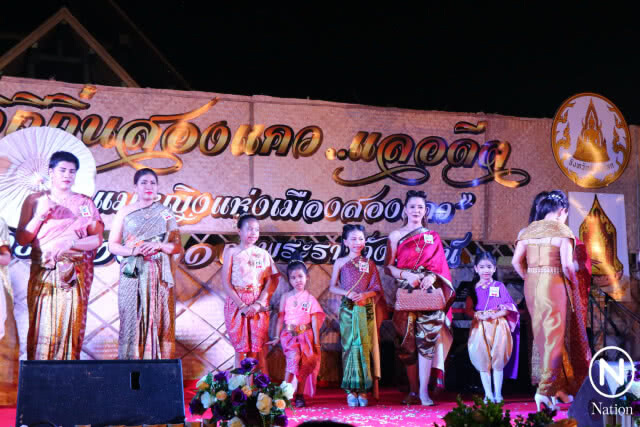กระแสแรงต่อเนื่อง! แต่งชุดไทยเที่ยวงานสองแควแลอดีต วันที่ 2