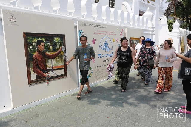 ต้องไปเซลฟี่ด้วยแล้วออเจ้า! ภาพวาด 3 มิติ "บุพเพสันนิวาส" บนกำแพงหน้าม.ศิลปากร วังท่าพระ(ภาพ)