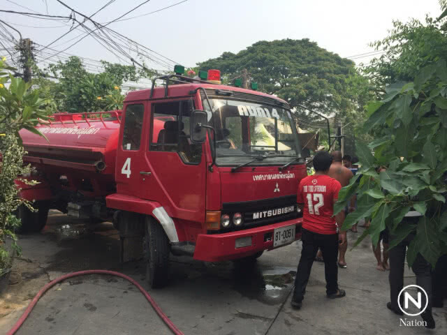 ไฟไหม้ไหม้บ้านจนท.ดับเพลิง ชาวบ้านช่วยกันดับทัน