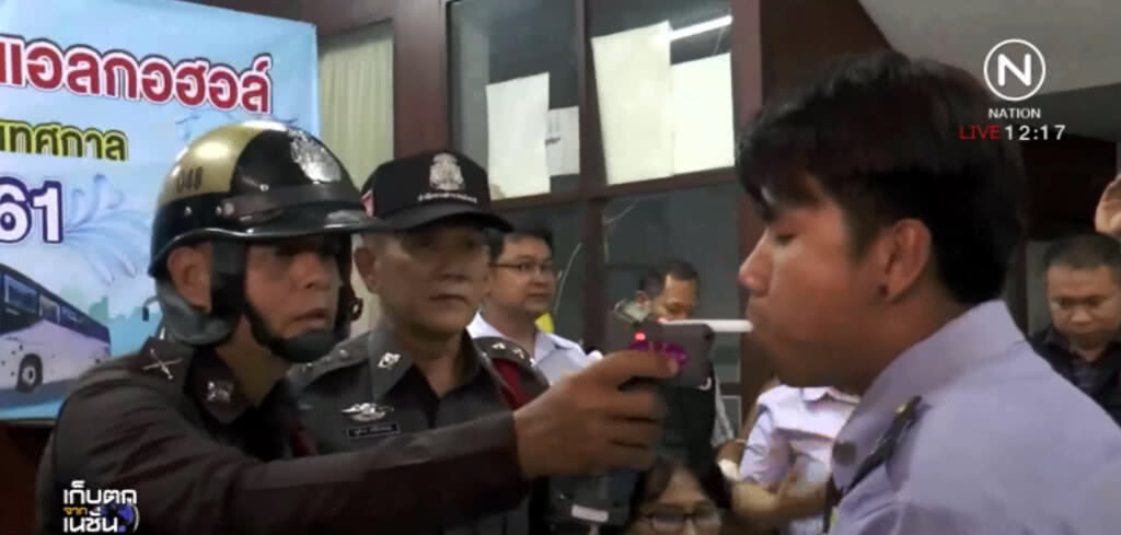 ตร.ตรวจยาเสพติดคนขับรถหมอชิต 2 เพื่อความปลอดภัยช่วงสงกรานต์ ตร.ตรวจยาเสพติดคนขับรถหมอชิต 2 เพื่อความปลอดภัยช่วงสงกรานต์