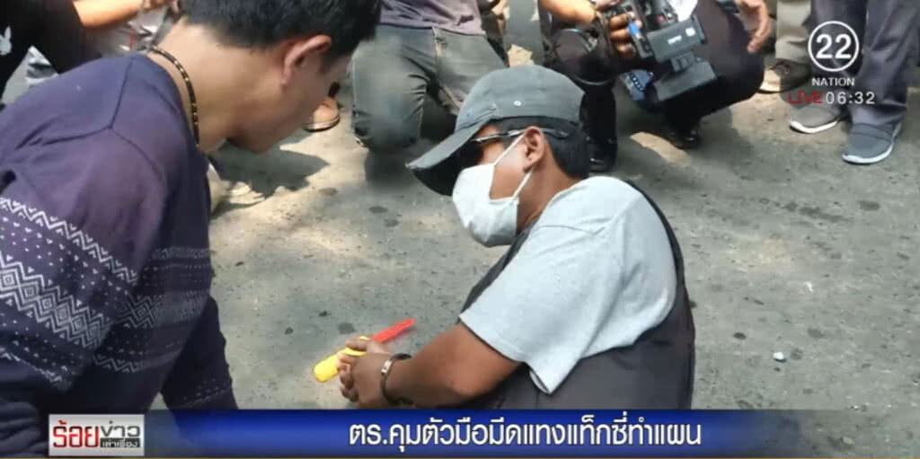 ตร.คุมมือมีดแทงโชเฟอร์แท็กซี่ทำแผน สารภาพอารมณ์ชั่ววูบ ตร.คุมมือมีดแทงโชเฟอร์แท็กซี่ทำแผน สารภาพอารมณ์ชั่ววูบ
