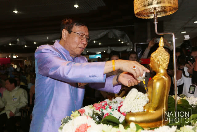 สืบสานประเพณีไทยรดน้ำขอพรสมาชิกสภานิติบัญญัติเเห่งชาติอาวุโส