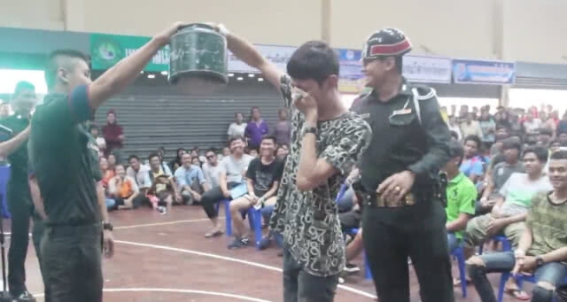 ถึงกับแต๋วแตก! สีสันลุ้นคัดเลือกทหารเกณฑ์เมืองพังงา(คลิป)