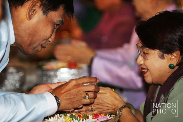 สืบสานประเพณีไทยรดน้ำขอพรสมาชิกสภานิติบัญญัติเเห่งชาติอาวุโส