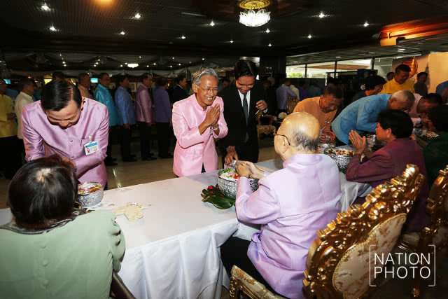 สืบสานประเพณีไทยรดน้ำขอพรสมาชิกสภานิติบัญญัติเเห่งชาติอาวุโส