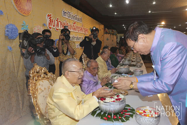 สืบสานประเพณีไทยรดน้ำขอพรสมาชิกสภานิติบัญญัติเเห่งชาติอาวุโส