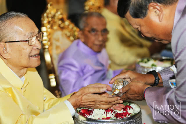 สืบสานประเพณีไทยรดน้ำขอพรสมาชิกสภานิติบัญญัติเเห่งชาติอาวุโส