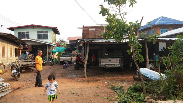 พายุพัดถล่ม บ้านเรือนเสียหายหลังคาปลิวไปไกลประมาณ 10 เมตร