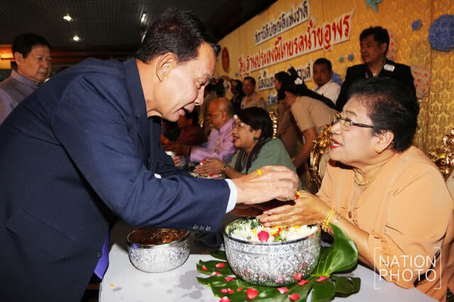 สืบสานประเพณีไทยรดน้ำขอพรสมาชิกสภานิติบัญญัติเเห่งชาติอาวุโส