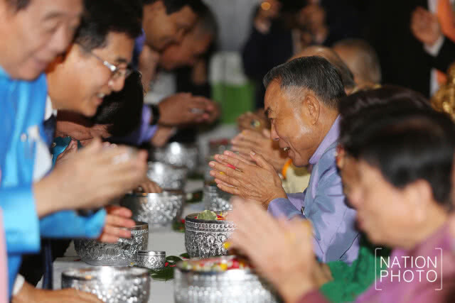 สืบสานประเพณีไทยรดน้ำขอพรสมาชิกสภานิติบัญญัติเเห่งชาติอาวุโส
