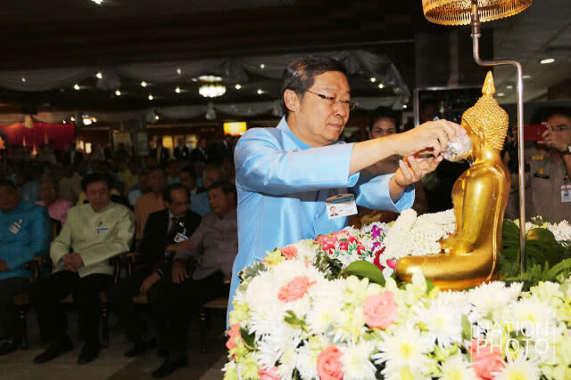 สืบสานประเพณีไทยรดน้ำขอพรสมาชิกสภานิติบัญญัติเเห่งชาติอาวุโส