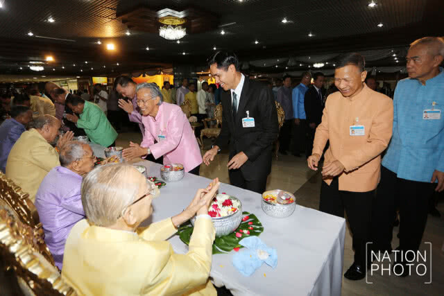สืบสานประเพณีไทยรดน้ำขอพรสมาชิกสภานิติบัญญัติเเห่งชาติอาวุโส