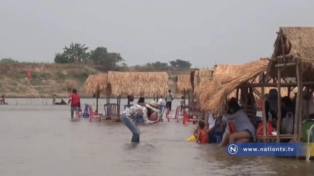 คลายร้อนเท้าแช่น้ำกินข้าวหาดท่ามะเฟือง
