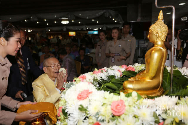 สืบสานประเพณีไทยรดน้ำขอพรสมาชิกสภานิติบัญญัติเเห่งชาติอาวุโส