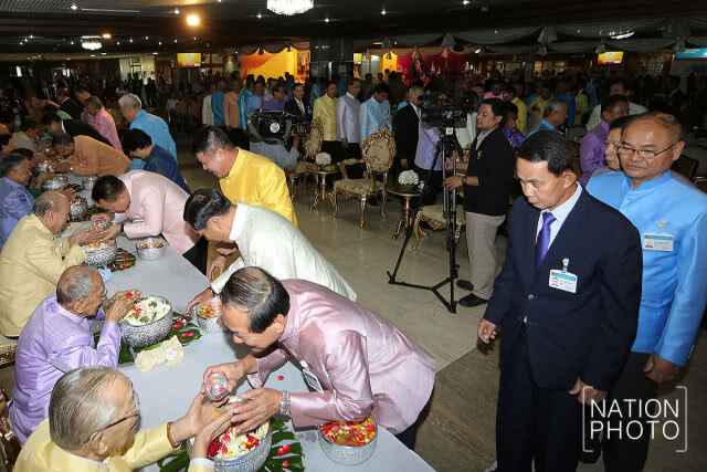 สืบสานประเพณีไทยรดน้ำขอพรสมาชิกสภานิติบัญญัติเเห่งชาติอาวุโส