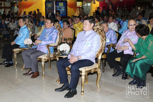 สืบสานประเพณีไทยรดน้ำขอพรสมาชิกสภานิติบัญญัติเเห่งชาติอาวุโส