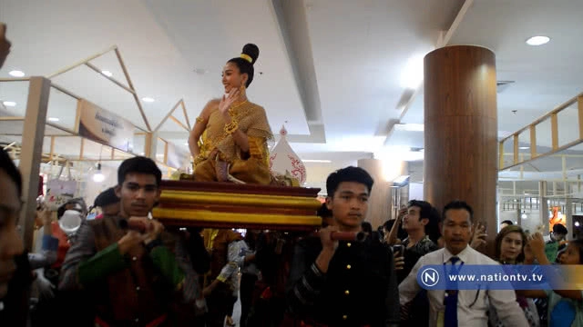 กรี๊ดลั่นห้าง!! "แม่หญิงจันทร์วาด" ร่วมงานโอทอปชวนแฟนละครแต่งไทย