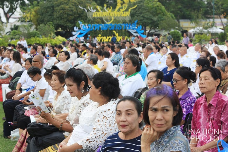 ประชาชนร่วมพิธีเจริญพระพุทธมนต์ถวายบูรพกษัตริย์