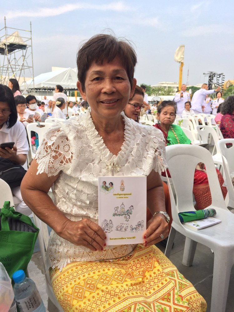 ประชาชนร่วมพิธีเจริญพระพุทธมนต์ถวายบูรพกษัตริย์
