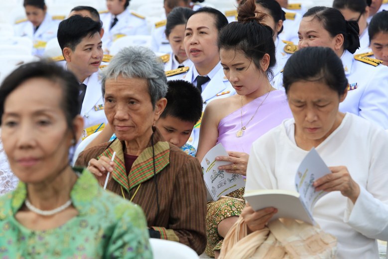 ประชาชนร่วมพิธีเจริญพระพุทธมนต์ถวายบูรพกษัตริย์